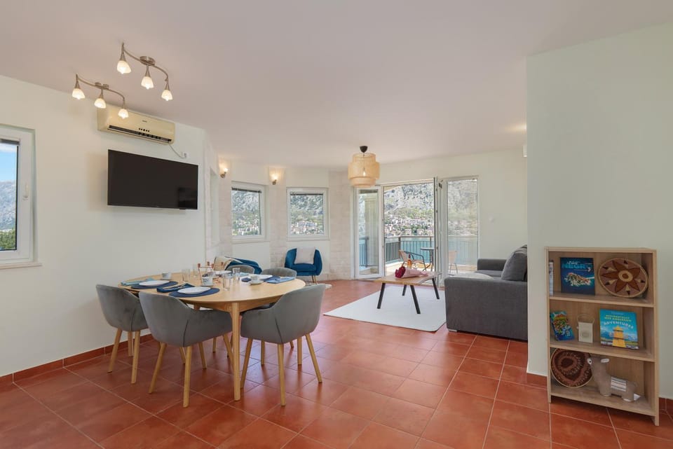TV and multimedia, Kitchen or kitchenette, Living room, Seating area, Dining area