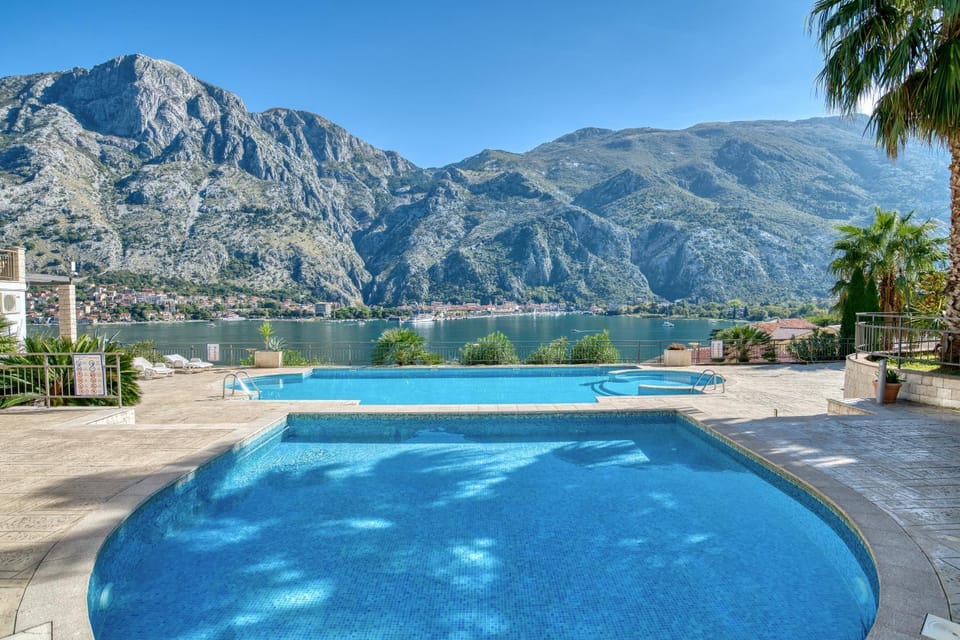 Swimming pool, sunbed