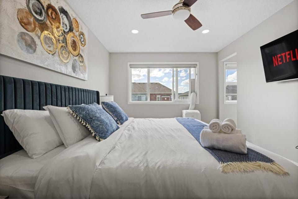 Large House with Billiards & AC, 5 Bedrooms and Close to the Airport House in Calgary