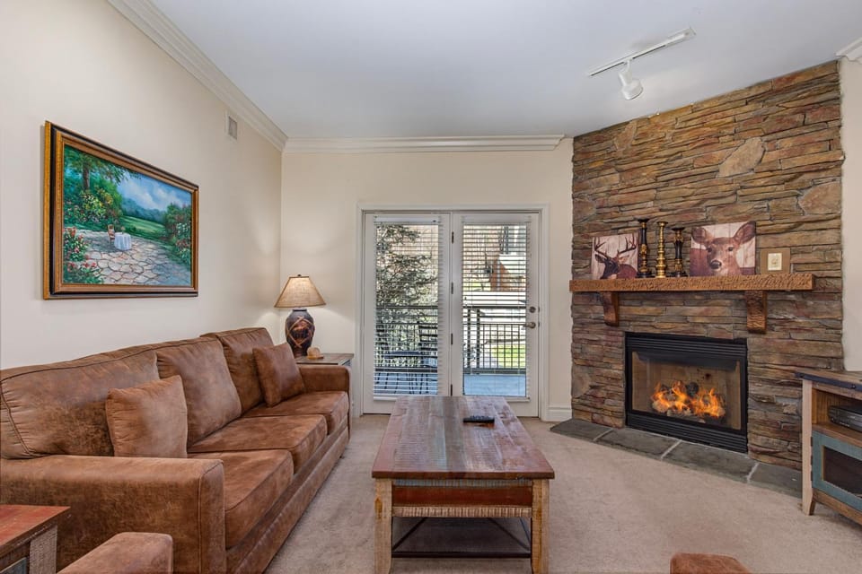 Day, Balcony/Terrace, Living room, fireplace, furniture
