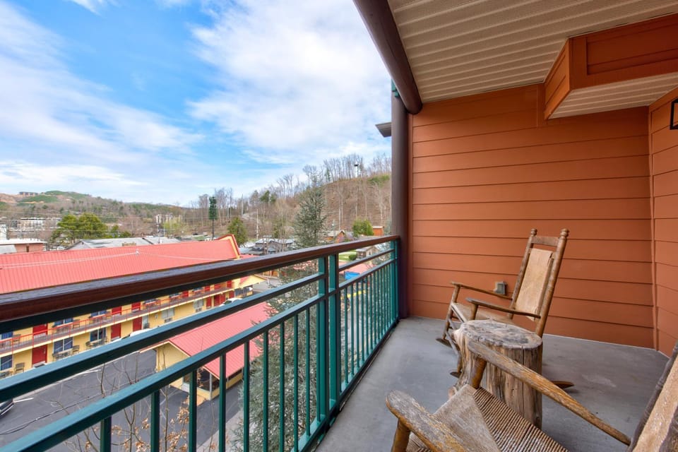 Day, Neighbourhood, Balcony/Terrace, Seating area, Mountain view