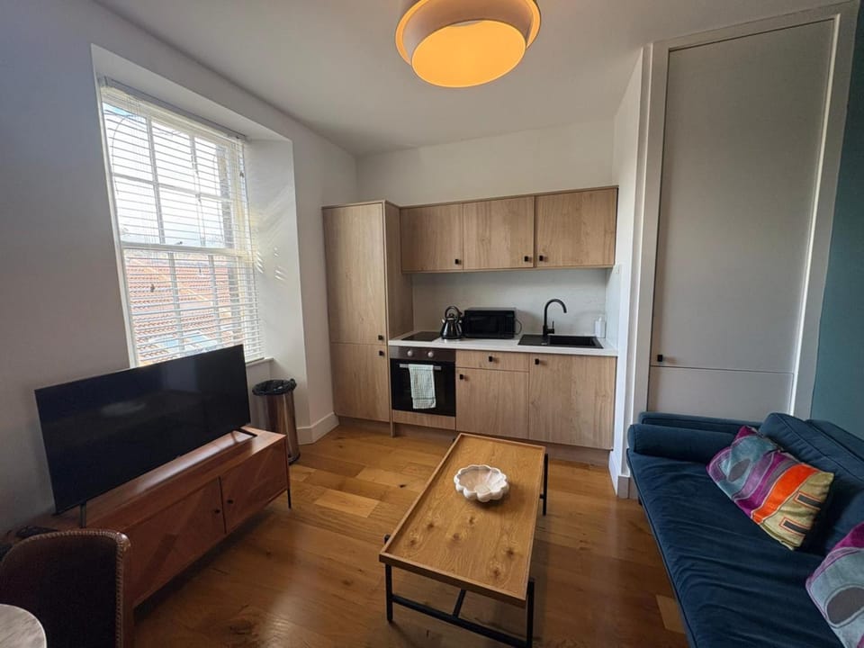 TV and multimedia, Seating area, microwave, oven, stove
