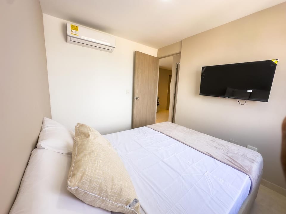 Bed, TV and multimedia, Photo of the whole room, Bedroom, air conditioner