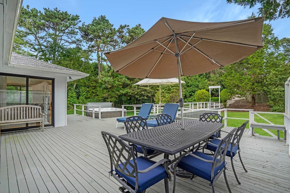 Shinnecock Retreat Heated Pool & Hot Tub House in Southampton