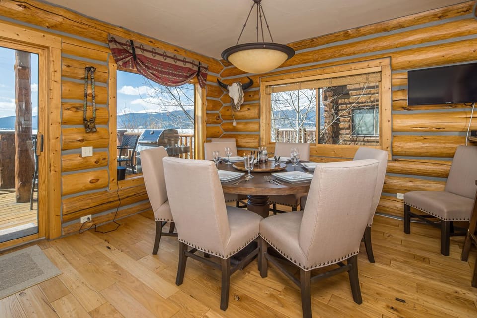 Natural landscape, TV and multimedia, Living room, Seating area, Dining area, Mountain view