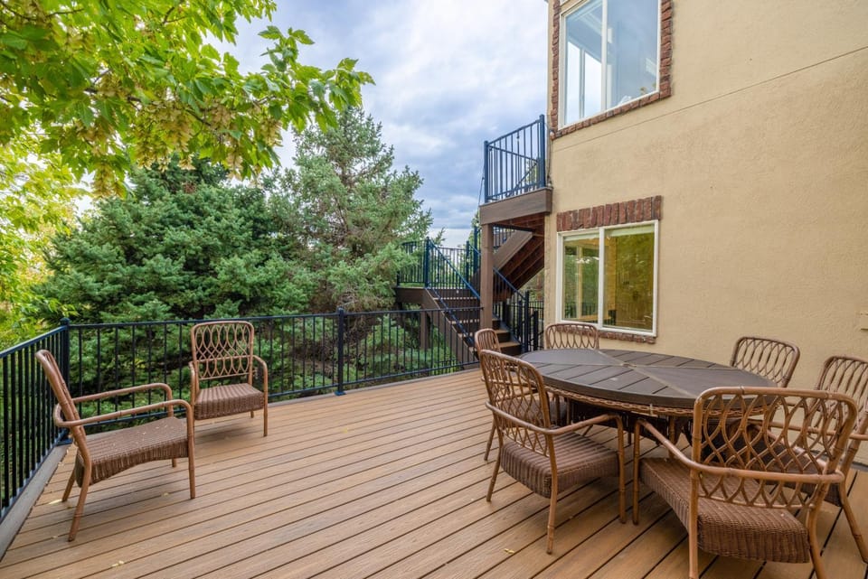Huge 4,000 Sq Ft Basecamp: Walk to Bell Canyon House in Sandy