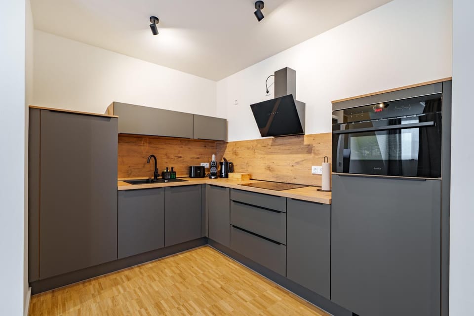 Coffee/tea facilities, Kitchen or kitchenette, dishwasher, oven, stove, toaster