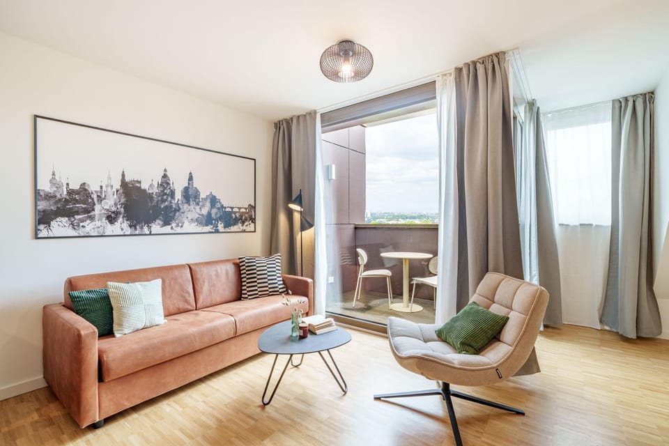 Communal lounge/ TV room, View (from property/room), Balcony/Terrace, Living room, Seating area, Evening entertainment