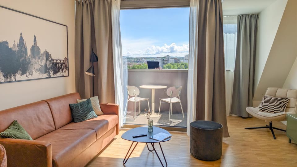 Communal lounge/ TV room, Natural landscape, Balcony/Terrace, Living room, Seating area, Dining area