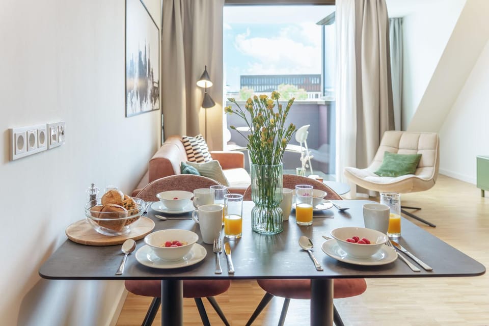 Coffee/tea facilities, Living room, Seating area, Dining area, Food