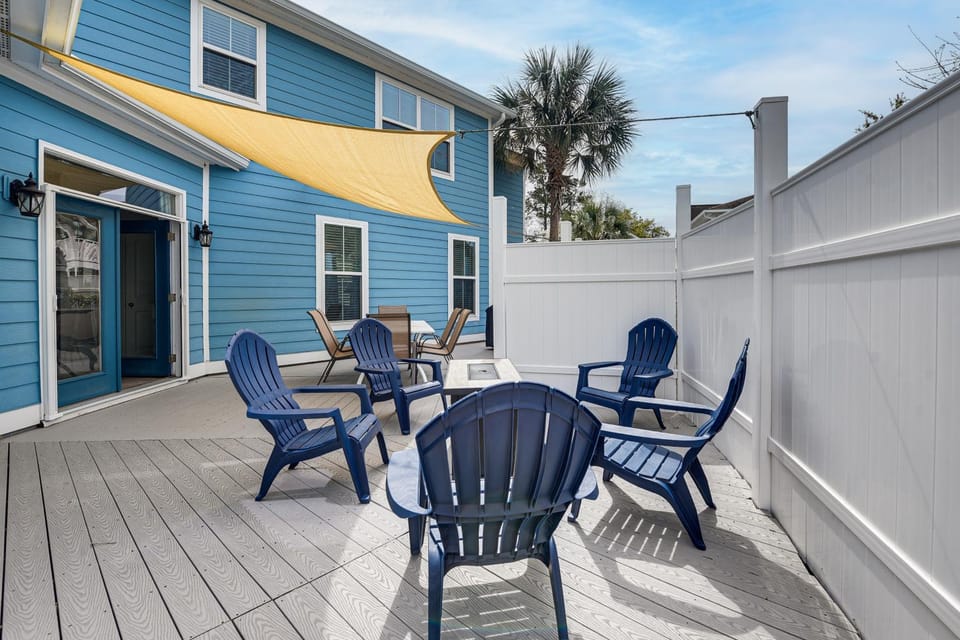 Family Beach Retreat steps to Barefoot Landing! House in North Myrtle Beach