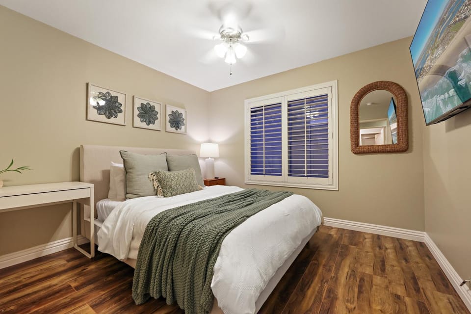 10 min walk to the beach, hot tub and pool table - Dolphin House in Leucadia