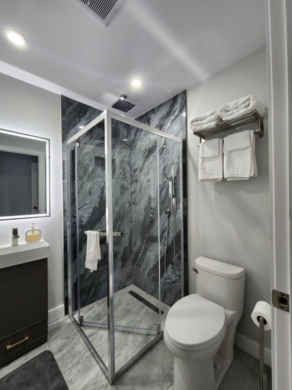 Shower, Toilet, Bathroom, towels