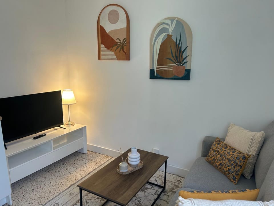 Communal lounge/ TV room, TV and multimedia, Living room, Seating area, Evening entertainment