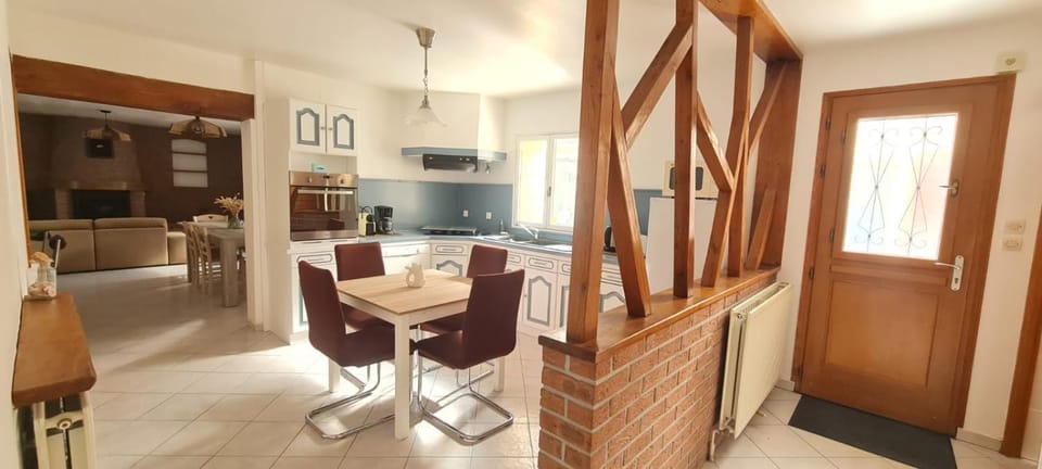 Location gîte 8 à 13 personnes, mer à 450m House in Ault