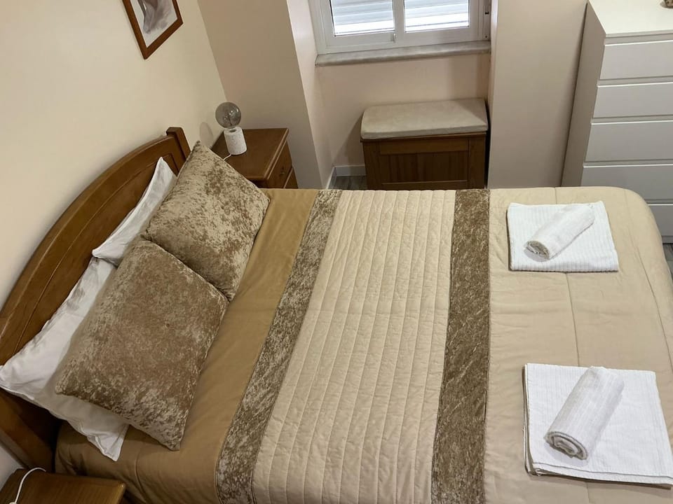 Bed, towels