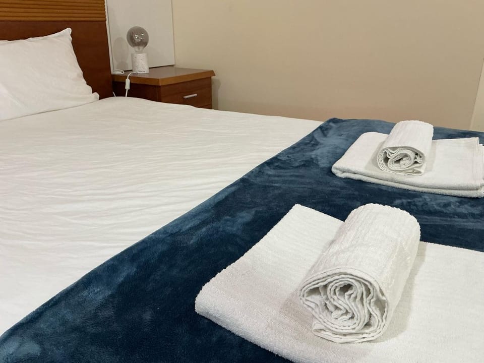 Bed, towels