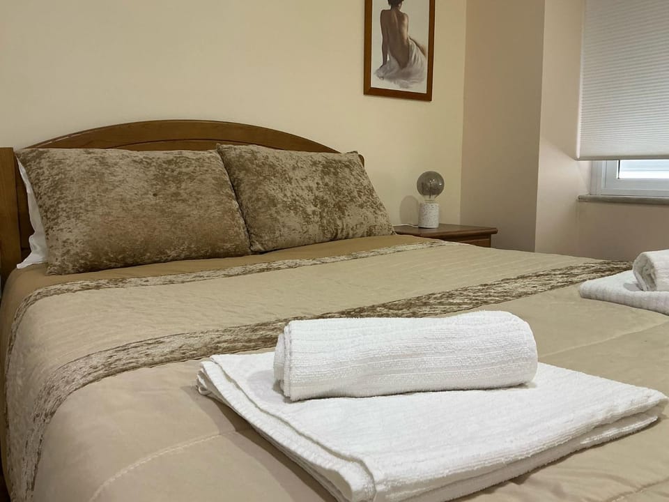 Bed, towels