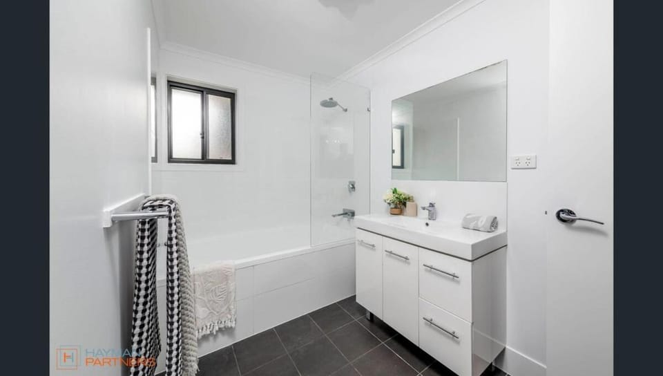 Cosy Modern 3 Bedroom 2 Bathroom Home Near The Canberra Hospital House in Canberra