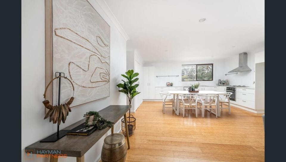 Cosy Modern 3 Bedroom 2 Bathroom Home Near The Canberra Hospital House in Canberra