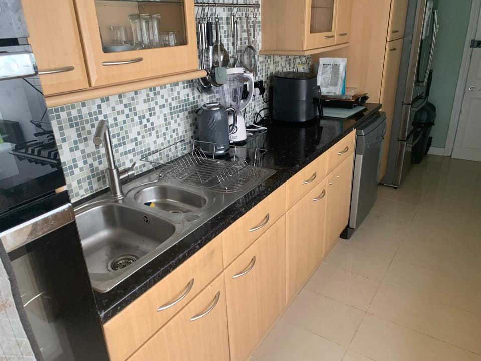 Cosy Double Bedroom Near City Centre with Parking & Kitchen Vacation rental in Coventry