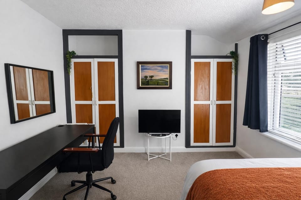 Cosy Double Bedroom Near City Centre with Parking & Kitchen Vacation rental in Coventry