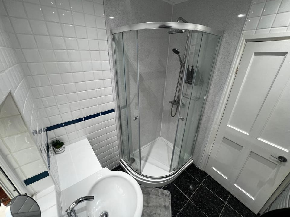 Cosy Double Bedroom Near City Centre with Parking & Kitchen Vacation rental in Coventry