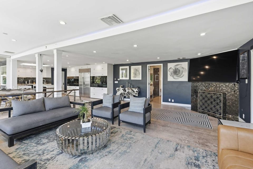 Hollywood Hills 4BR City View Home by Colby and Conrad House in Beverly Hills