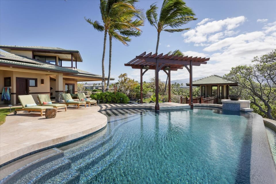 Experience luxury in Waikoloa at the spacious 4-bedroom Pacific Sunset Villa! House in Puako