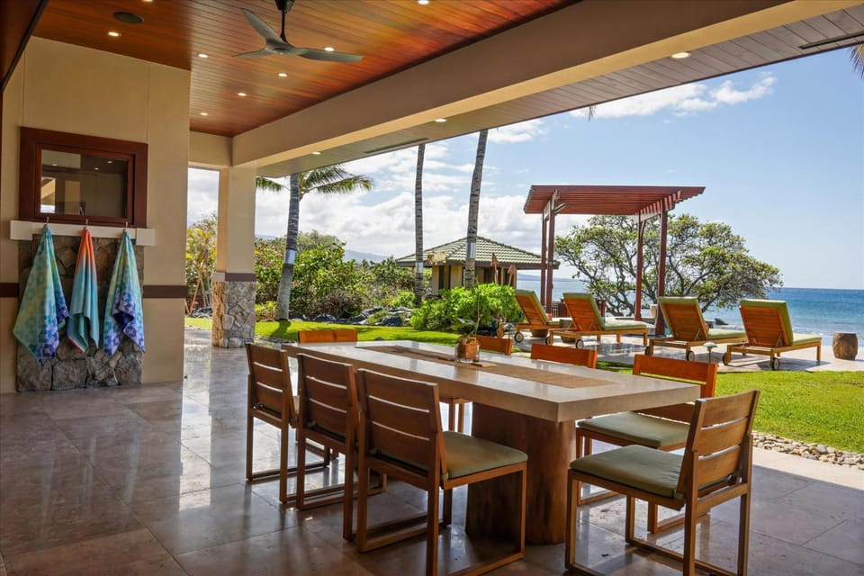 Experience luxury in Waikoloa at the spacious 4-bedroom Pacific Sunset Villa! House in Puako