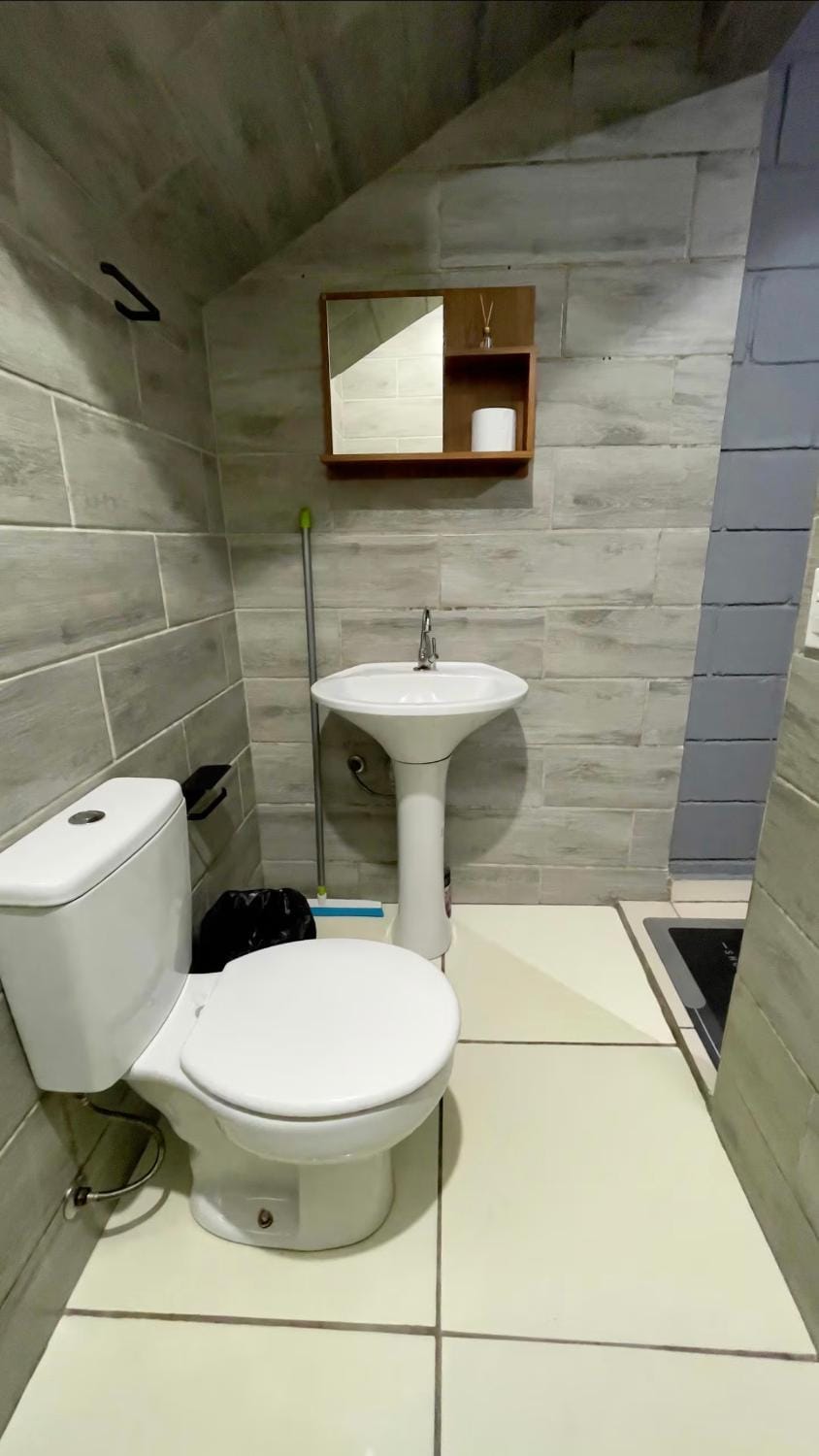 Quarto casal, banheiro privativo 15min do Aeroporto GRU Wi-Fi Apartment in Guarulhos