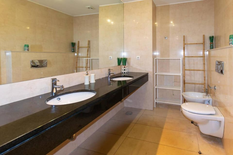 Shower, Toilet, Bath, towels