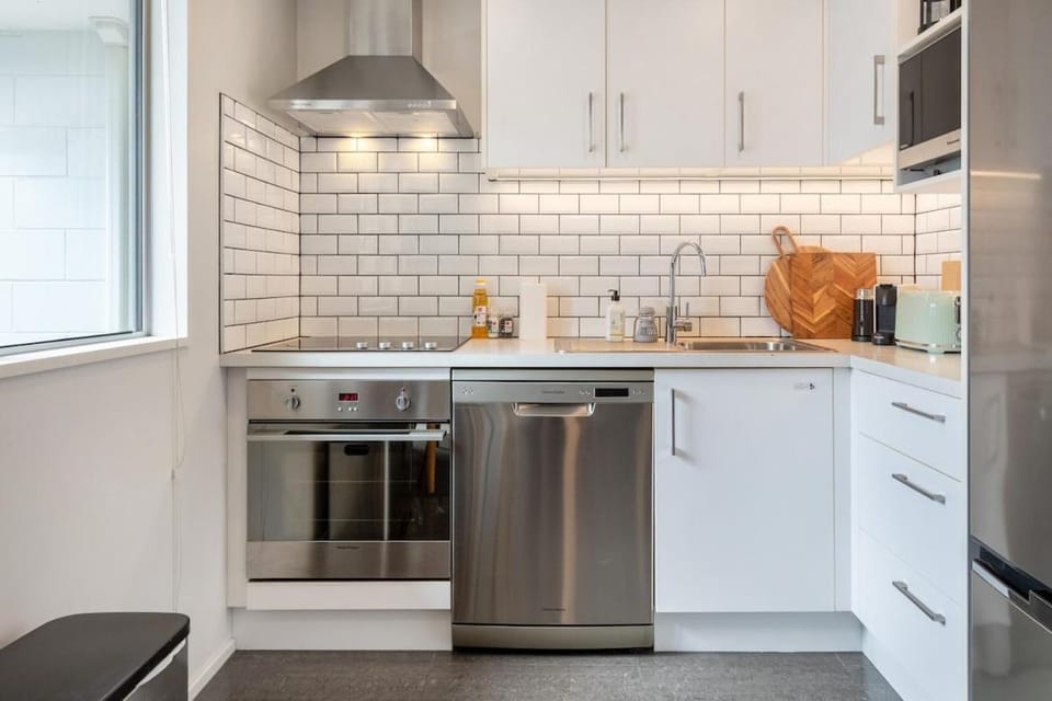 Coffee/tea facilities, oven, stove, kitchen