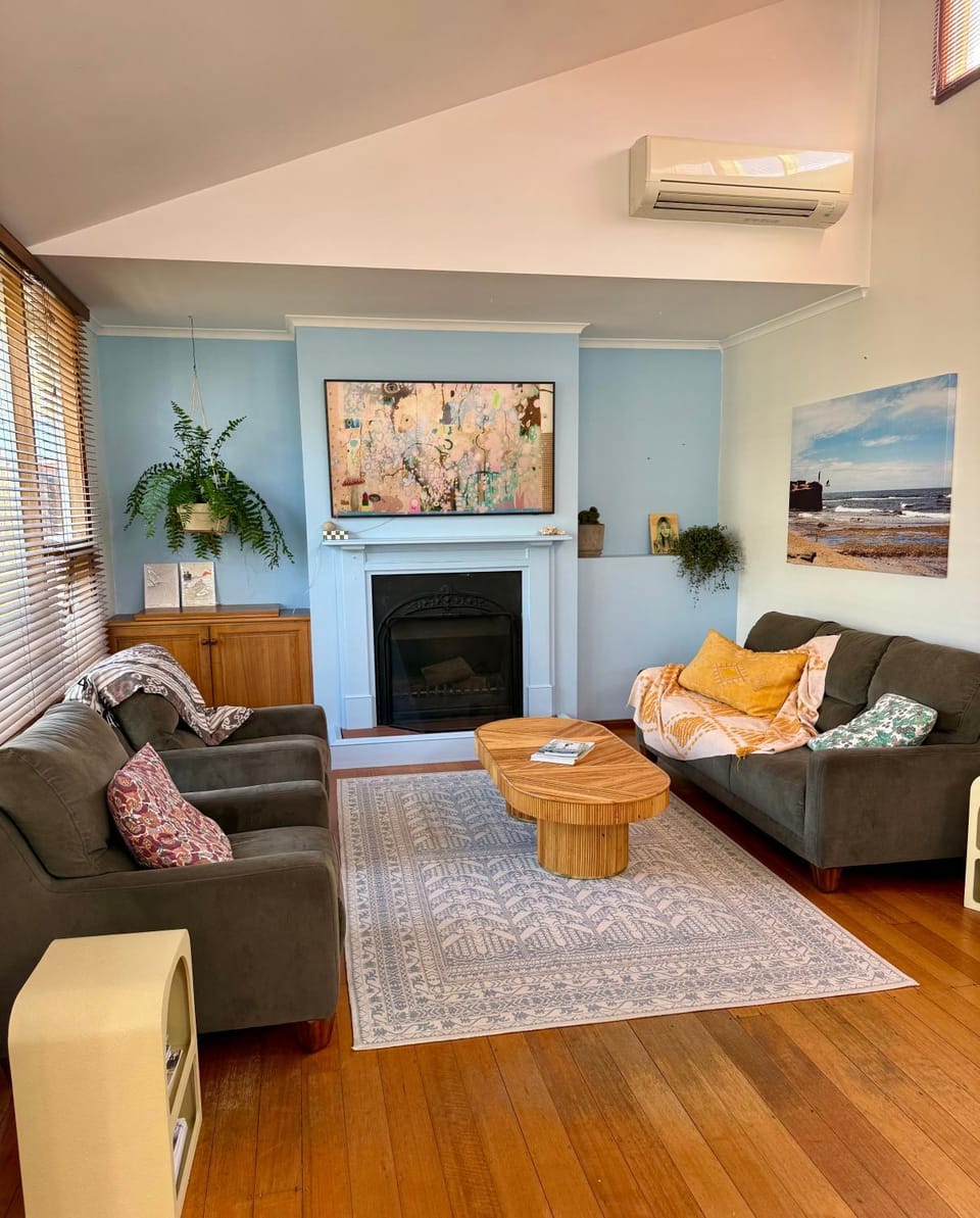 TV and multimedia, Living room, Seating area, air conditioner