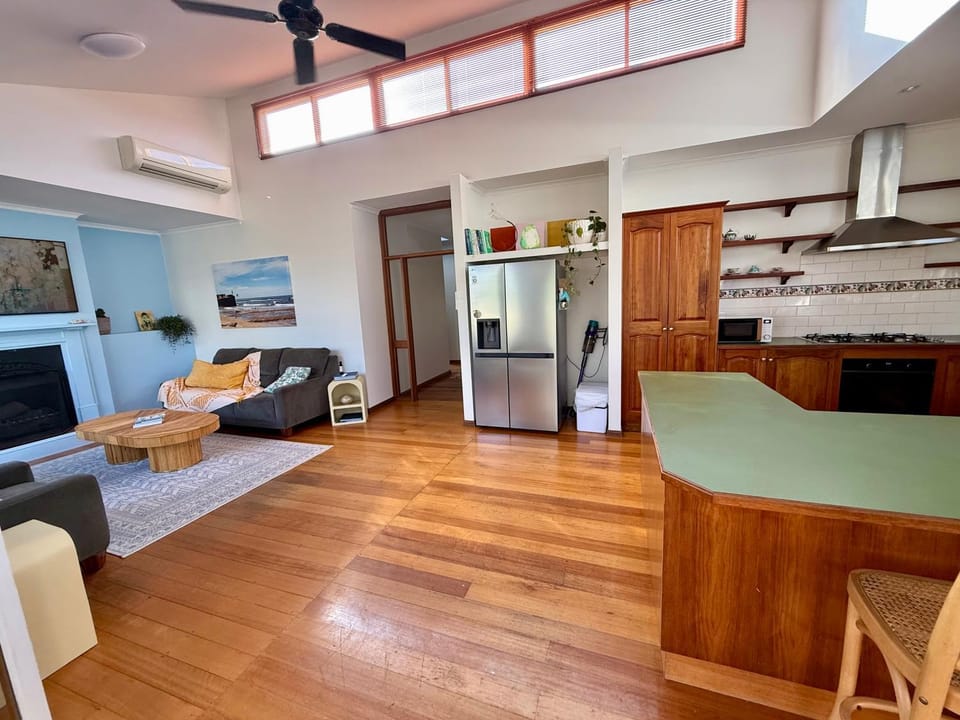Communal lounge/ TV room, TV and multimedia, Kitchen or kitchenette, Living room, Seating area, Dining area, Evening entertainment, fireplace, oven, pet friendly