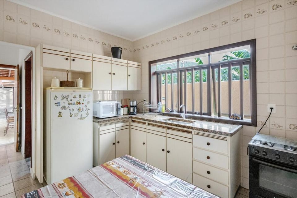 Kitchen or kitchenette, oven, pet friendly, stove