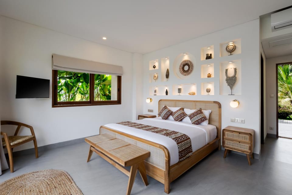 Bed, TV and multimedia, Seating area, Bedroom