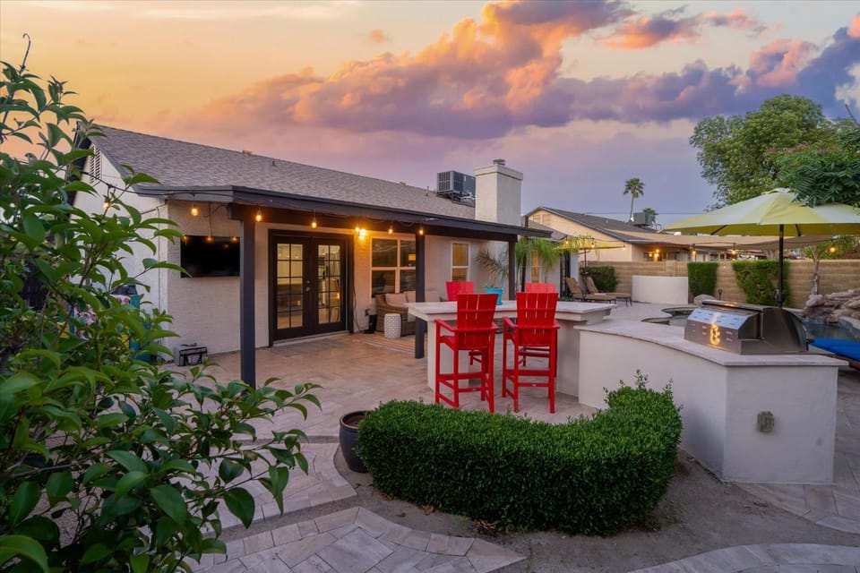 Desert Ridge Family new Renovated with Spa and Pool House in Desert Ridge