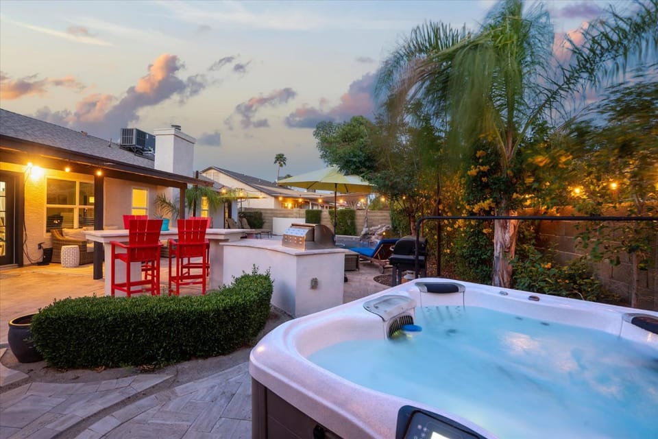Desert Ridge Family new Renovated with Spa and Pool House in Desert Ridge