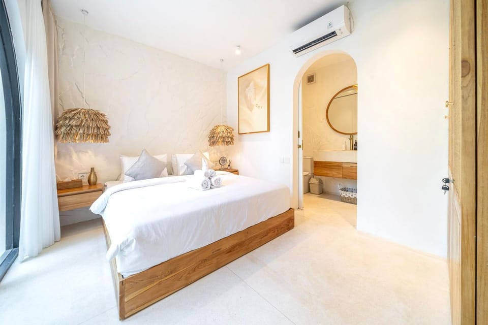 Bed, Photo of the whole room, Bedroom, towels, air conditioner
