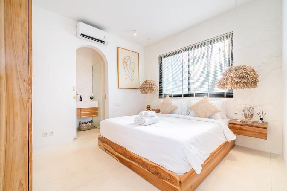 Bed, Photo of the whole room, Bedroom, towels, air conditioner