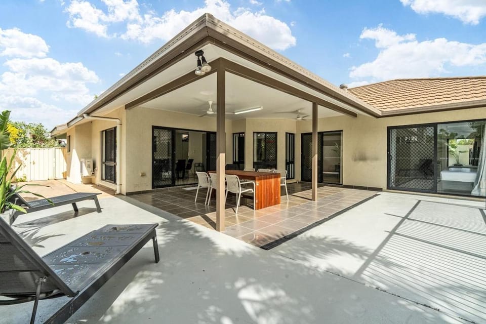 Zen Orient Luxurious 4BR Oasis with Private Pool Apartment in Darwin
