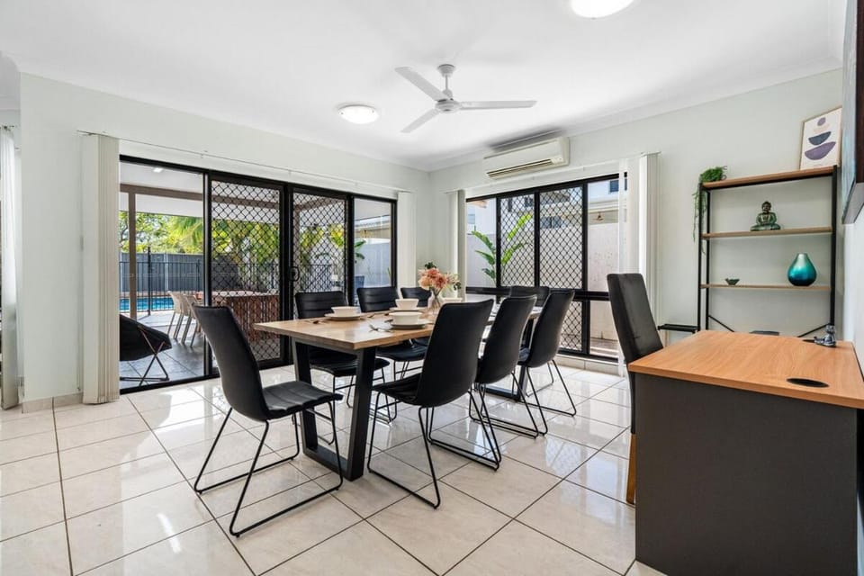 Zen Orient Luxurious 4BR Oasis with Private Pool Apartment in Darwin