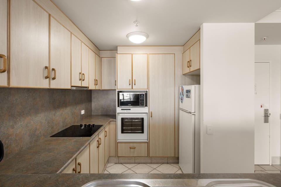 Sun City - Private Apartments Hosted by Coastal Letting Co Apartment in Surfers Paradise