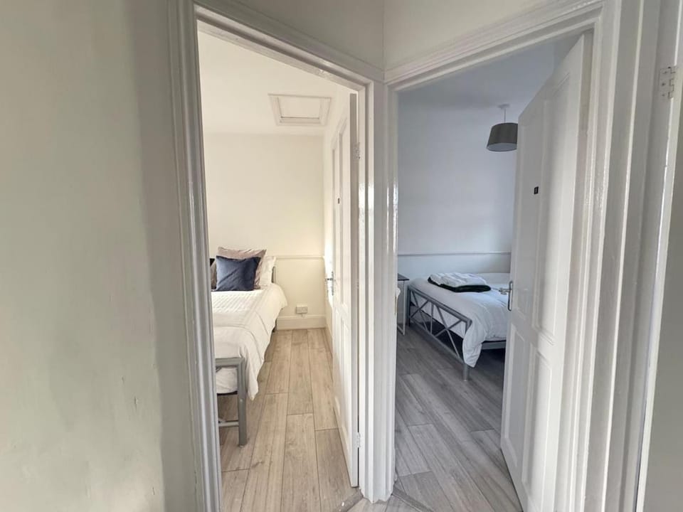 38LYW Room 3 - Modern Dbl Room Stratford, London Apartment in London