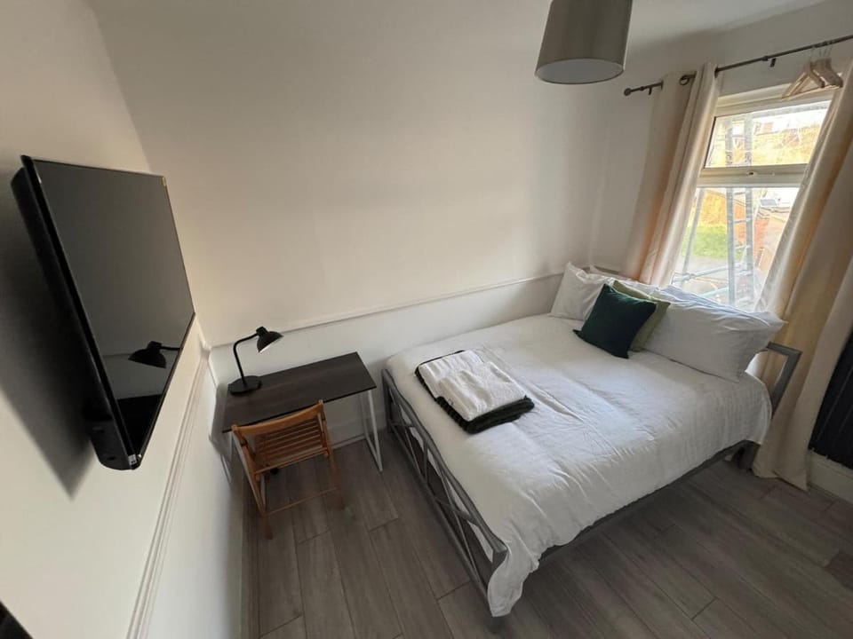 38LYW Room 3 - Modern Dbl Room Stratford, London Apartment in London