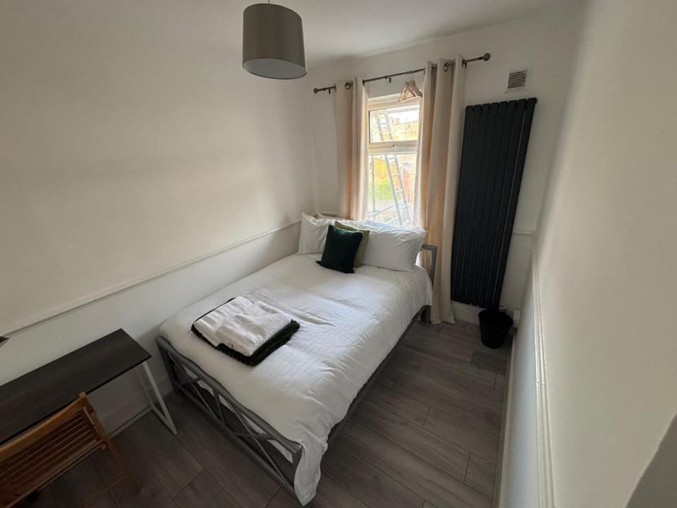 38LYW Room 3 - Modern Dbl Room Stratford, London Apartment in London