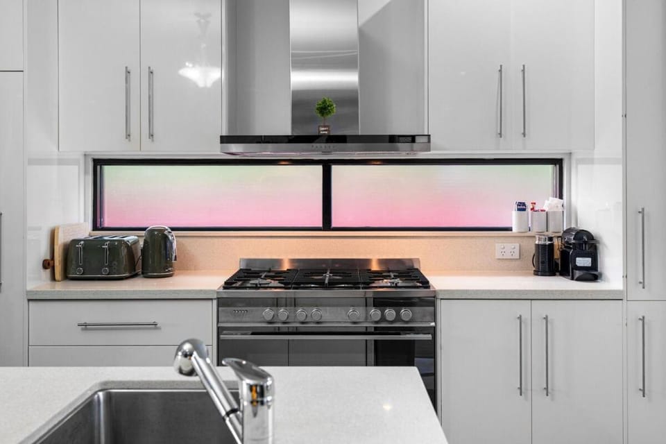 Zen Monarch 5BR Family Luxury Retreat - Pool - BBQ Apartment in Darwin