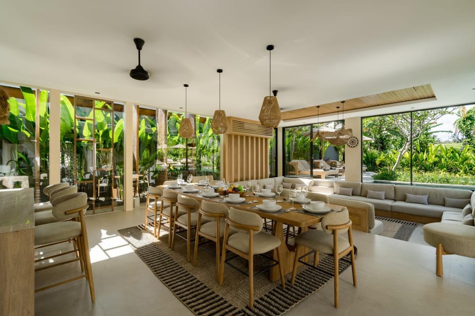 Living room, Food and drinks, Seating area, Food
