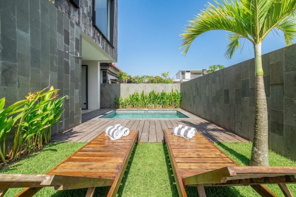 Patio, Swimming pool, sunbed